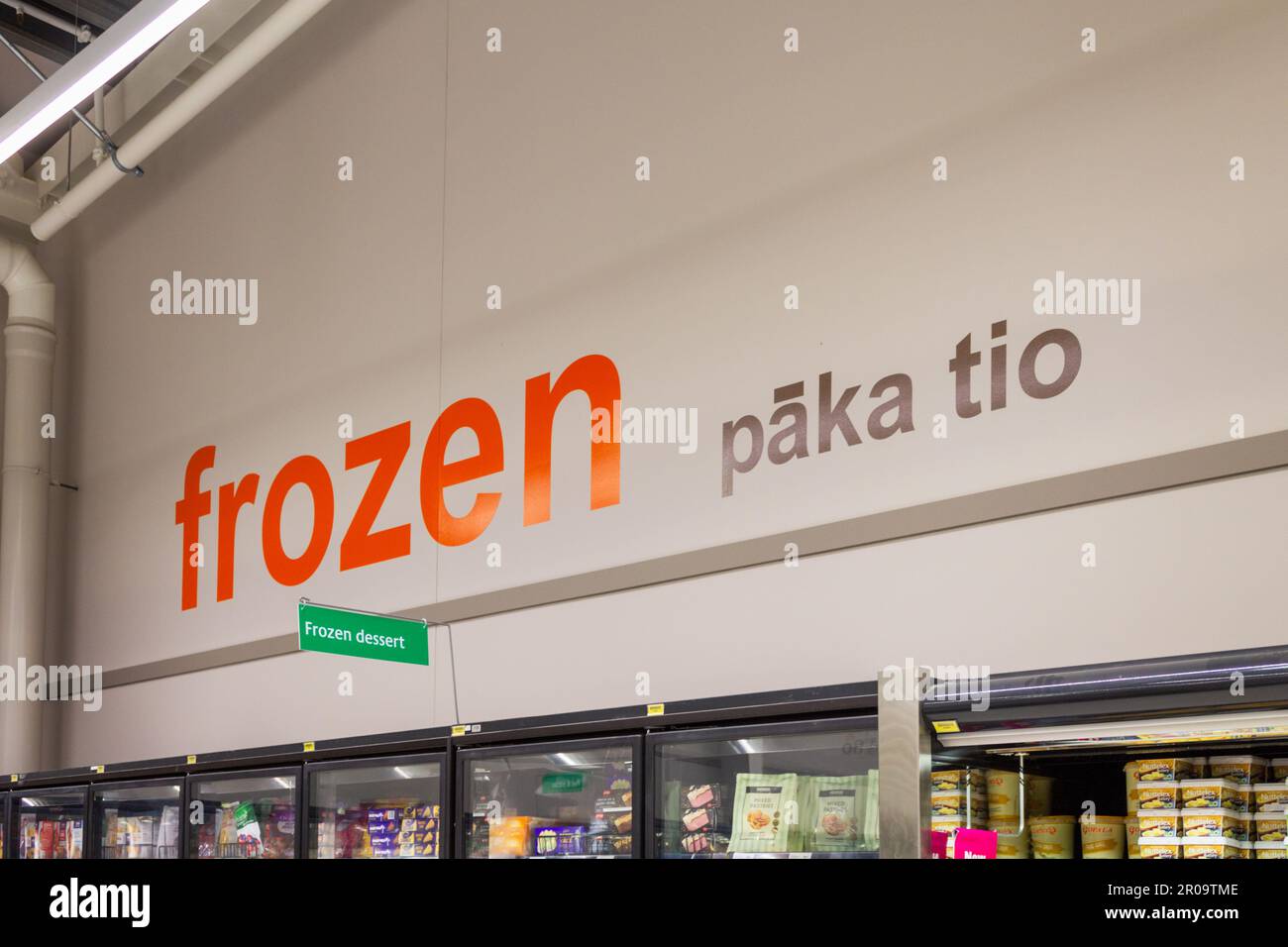 Queenstown, Nuova Zelanda - 20 aprile 2023: Segnaletica sopra la sezione congelata di un supermercato neozelandese che mostra anche la traduzione Maori per froz Foto Stock