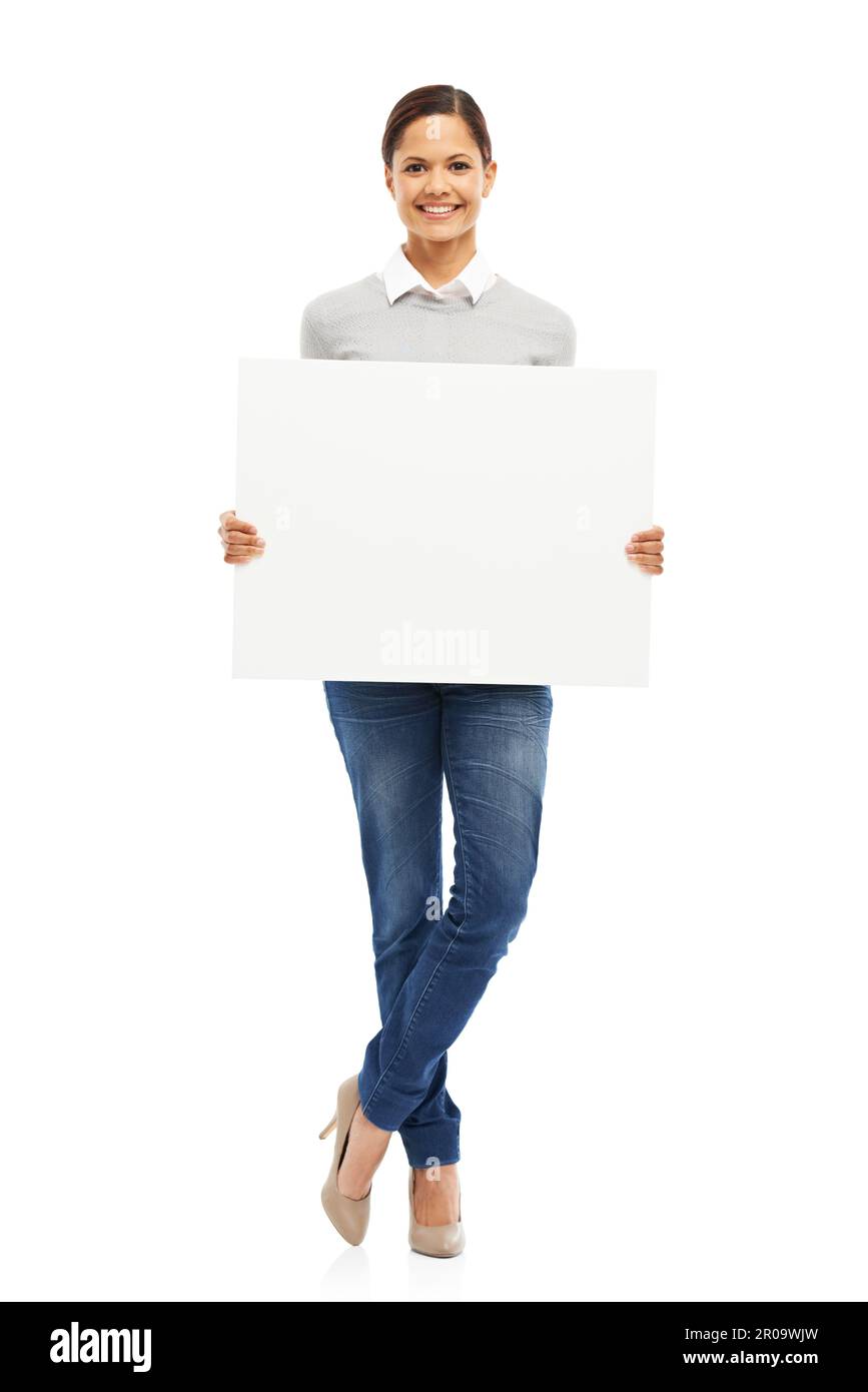 Il miglior spazio di sempre. Studio ritratto di una giovane donna attraente con un cartello bianco isolato su bianco. Foto Stock