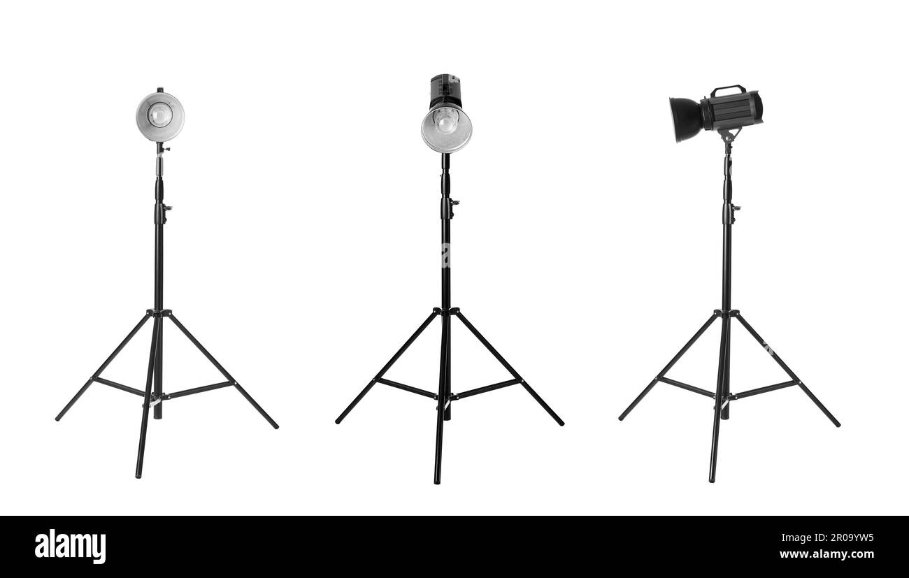 Set con flash da studio su cavalletti su sfondo bianco. Design del banner Foto Stock