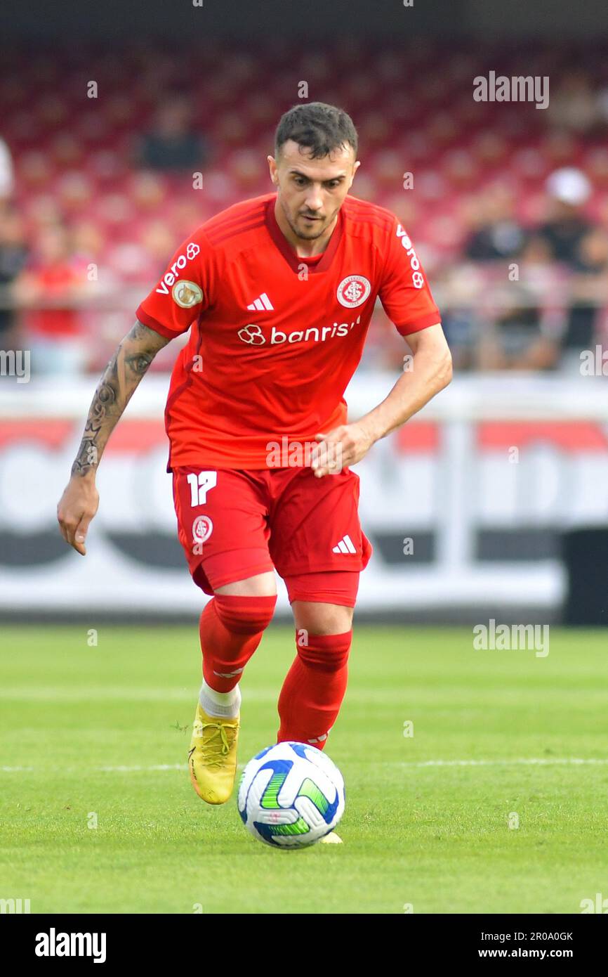 SAO PAULO,BRASILE - MAGGIO 7: Gustavo Campanharo guida la palla di Inter durante una partita tra São Paulo FC e Inter come parte della Lega Brasiliana Serie A al Morumbi Stadium il 7 maggio 2023 a São Paulo, Brasile. (Foto di Leandro Bernardes/PxImages) Foto Stock