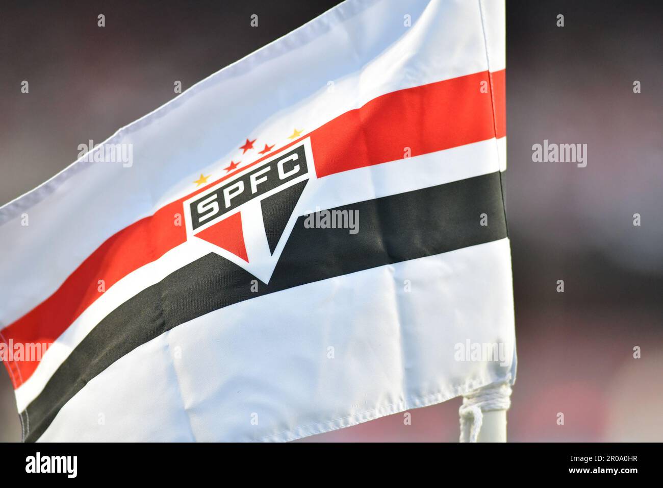 SAO PAULO,BRASILE - MAGGIO 7: Bandiera di São Paulo FC è visto durante una partita tra São Paulo FC e Inter come parte della Lega brasiliana Serie A al Morumbi Stadium il 7 maggio 2023 a São Paulo, Brasile. (Foto di Leandro Bernardes/PxImages) Foto Stock