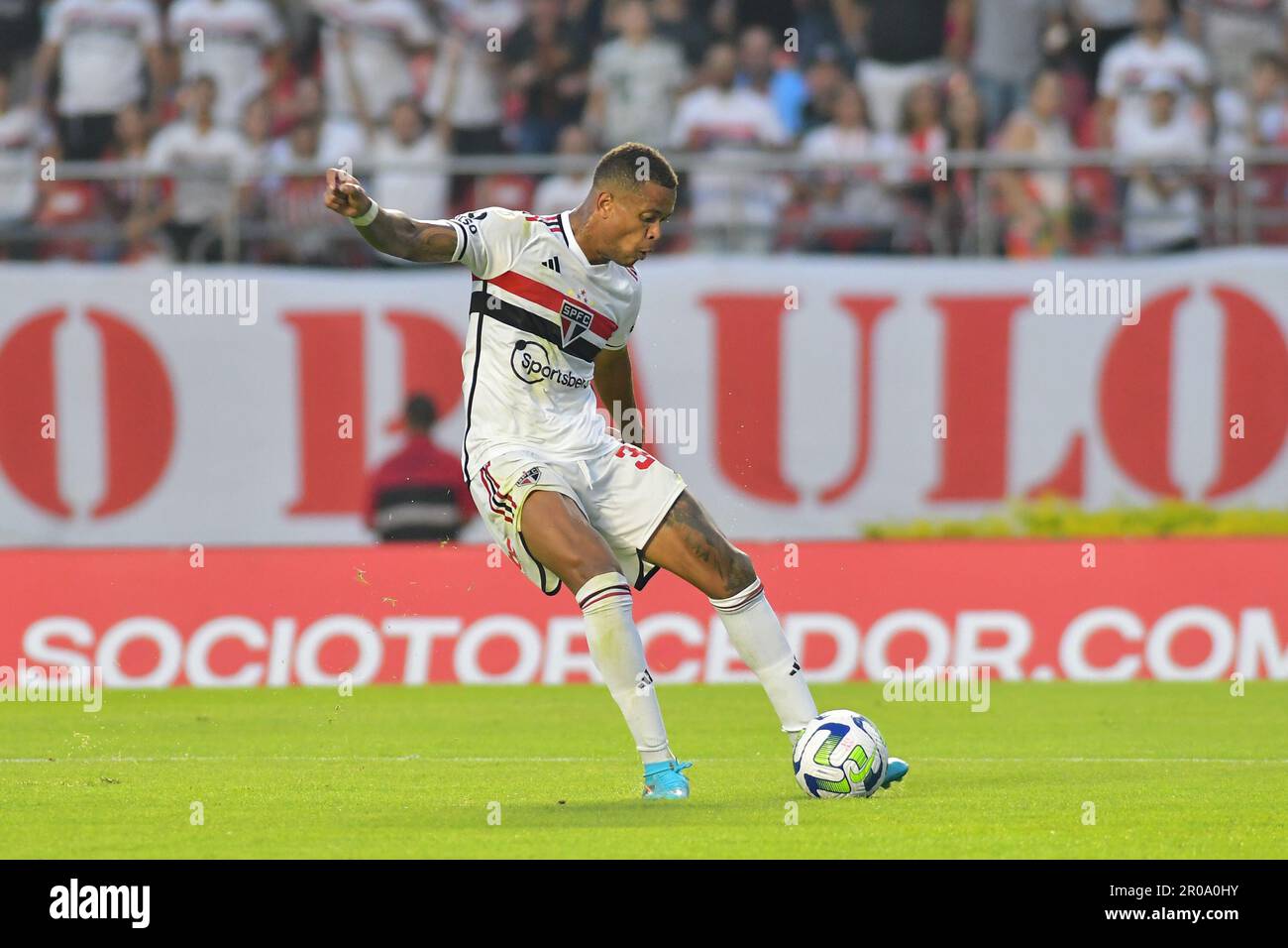 SAO PAULO,BRASILE - MAGGIO 7: Caio del São Paulo FC passa la palla durante una partita tra São Paulo FC e Inter come parte della Lega Brasiliana Serie A al Morumbi Stadium il 7 maggio 2023 a São Paulo, Brasile. (Foto di Leandro Bernardes/PxImages) Foto Stock
