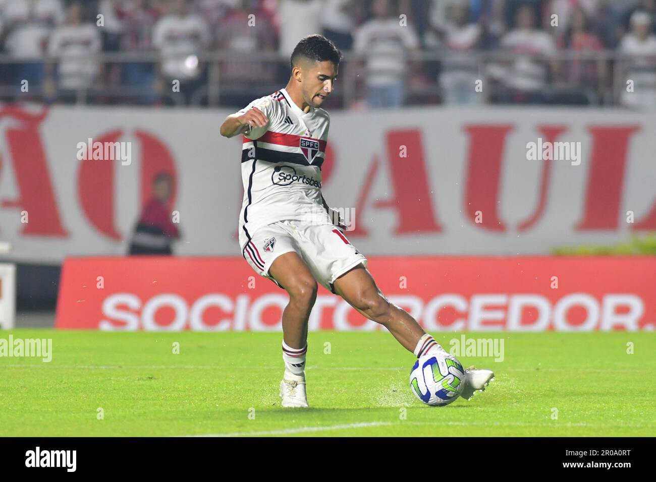 SAO PAULO, BRASILE - 7 MAGGIO: Nestor del São Paulo FC passa la palla durante una partita tra São Paulo FC e Inter come parte della Lega brasiliana Serie A al Morumbi Stadium il 7 maggio 2023 a São Paulo, Brasile. (Foto di Leandro Bernardes/PxImages) Foto Stock