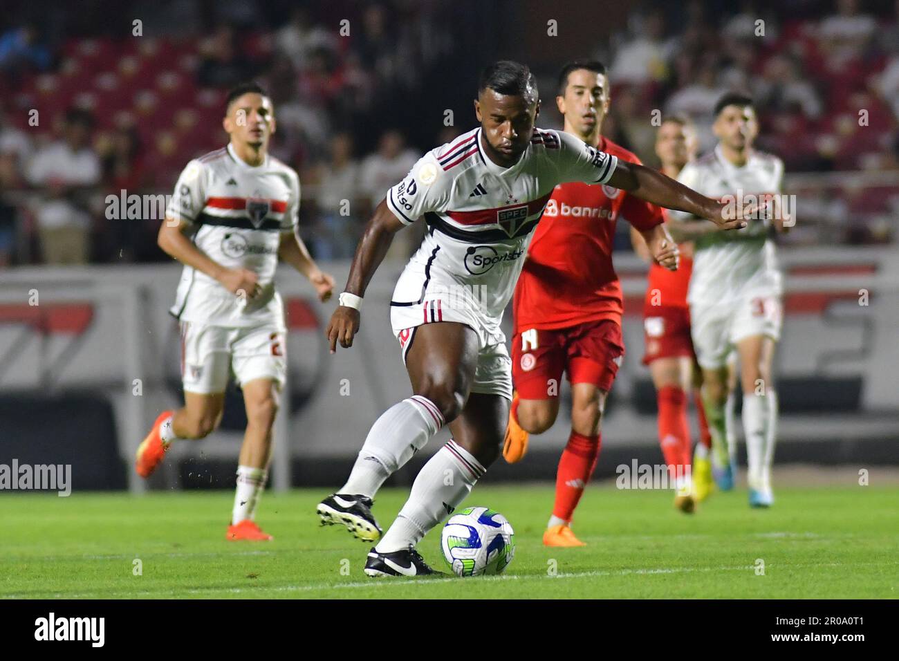 SAO PAULO,BRASILE - MAGGIO 7: LUAN di São Paulo FC controlla la palla durante una partita tra São Paulo FC e Inter come parte della Lega brasiliana Serie A al Morumbi Stadium il 7 maggio 2023 a São Paulo, Brasile. (Foto di Leandro Bernardes/PxImages) Foto Stock
