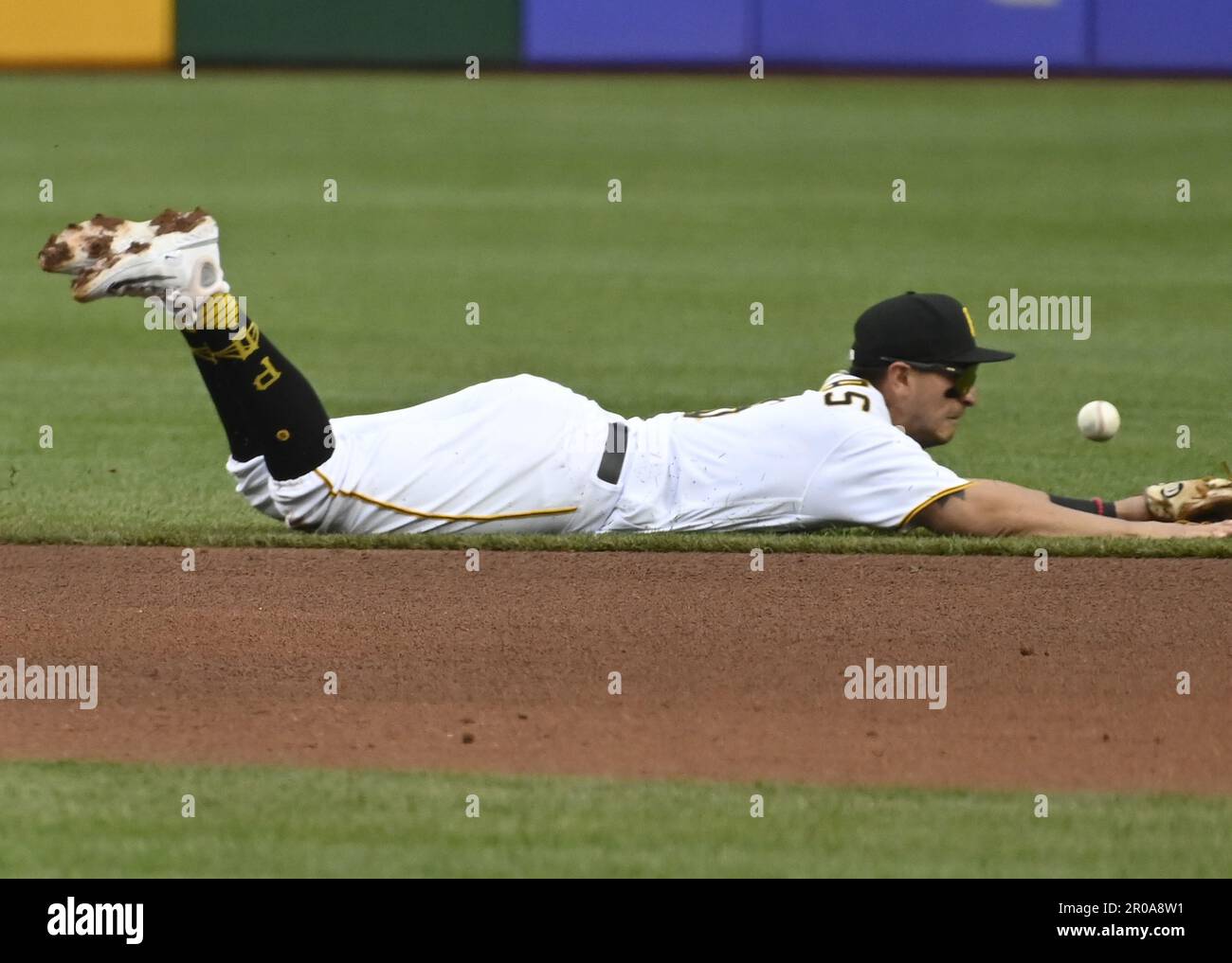 Pittsburgh, Stati Uniti. 07th maggio, 2023. Pittsburgh Pirates secondo baseman Mark Mathias (6) immersioni, ma manca la cattura permettendo Toronto Blue Jays designato hitter Brandon Belt (13) un singolo durante il secondo Inning al PNC Park Domenica 7 maggio 2023 a Pittsburgh. Foto di Archie Carpenter/UPI Credit: UPI/Alamy Live News Foto Stock