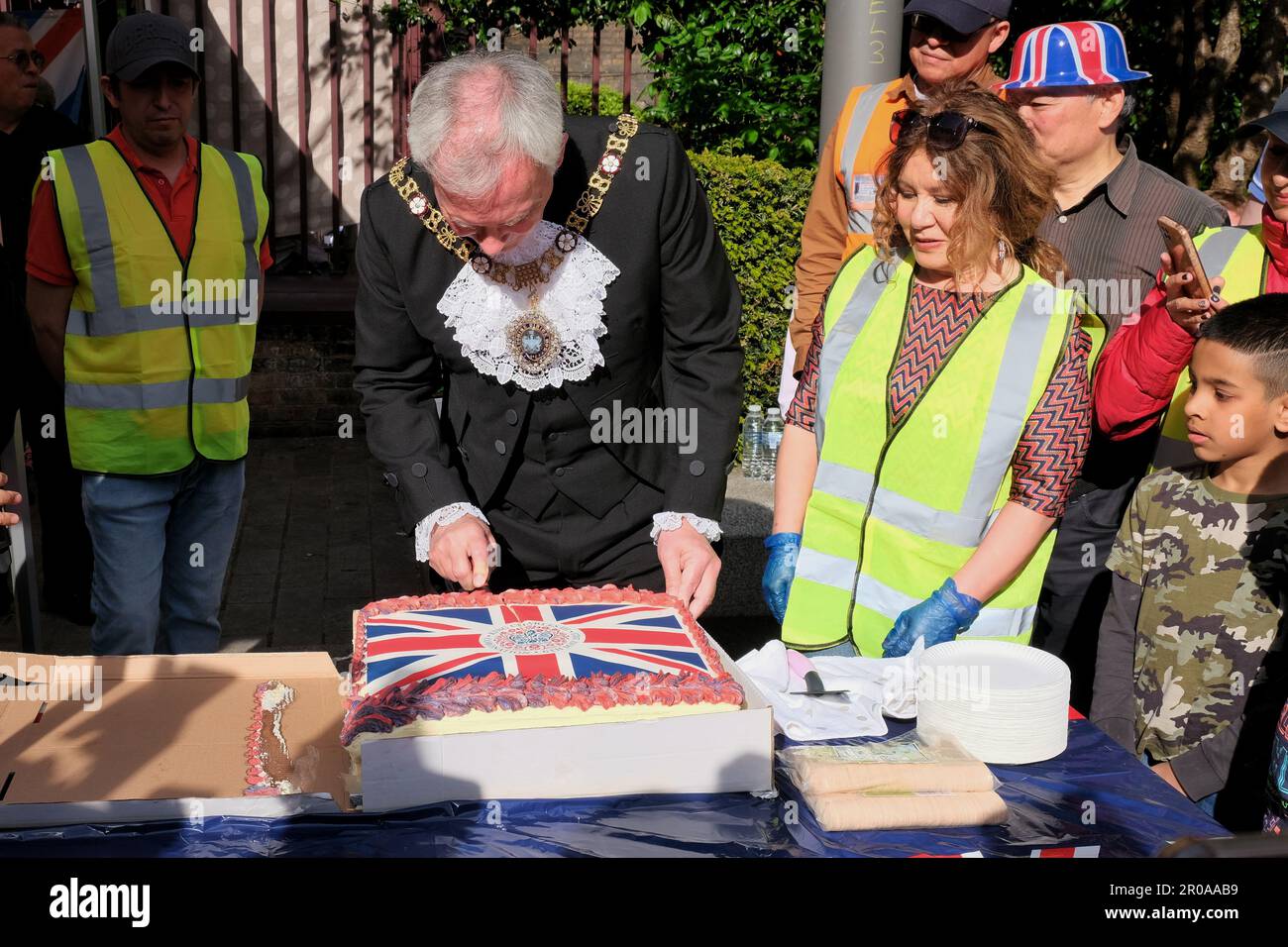 Londra, Regno Unito. 7th maggio, 2023. Le celebrazioni per l'incoronazione del Re proseguono con un grande pranzo in Piazza Aldgate, dove la comunità dell'est si riunì per un pomeriggio di musica e balli. Credit: Undicesima ora di Fotografia/Alamy Live News Foto Stock