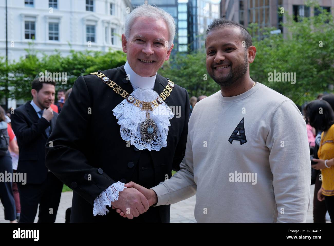 Londra, Regno Unito. 7th maggio, 2023. Le celebrazioni per l'incoronazione del Re proseguono con un grande pranzo in Piazza Aldgate, dove la comunità dell'est si riunì per un pomeriggio di musica e balli. Credit: Undicesima ora di Fotografia/Alamy Live News Foto Stock