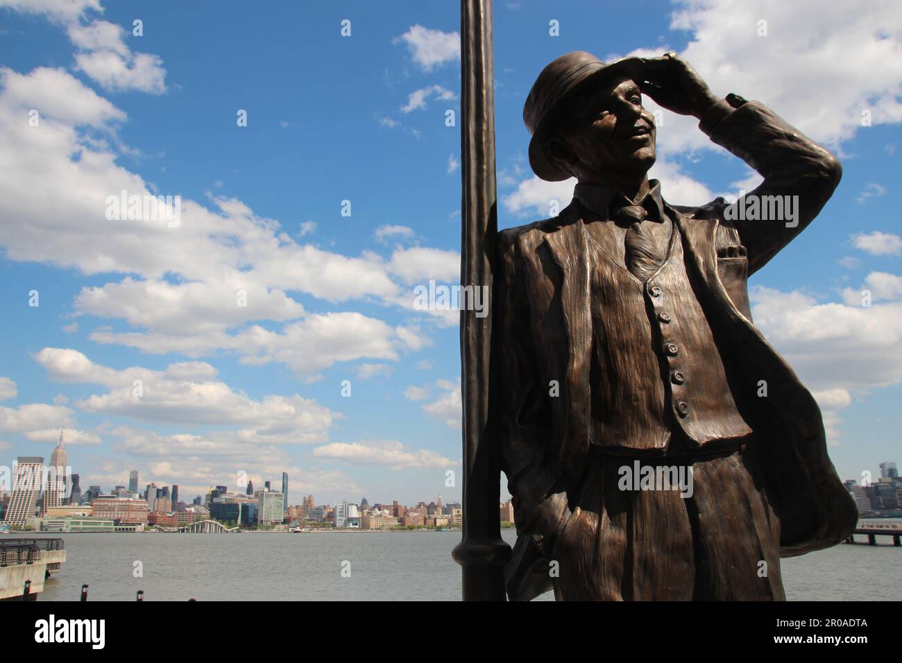 Hoboken, Stati Uniti. 24th Apr, 2023. Monumento a Frank Sinatra. Con canzoni come 'New York, New York' e 'My Way' Frank Sinatra è diventato una star del mondo - e ha anche celebrato il successo a Hollywood. La sua morte è ora 25 anni fa, ma rimane imperdonata non solo nella sua città natale Hoboken. (A dpa 'Monumento, targa, musical: Sinatra 25 anni morti - ma imperduti') Credit: Christina Horsten/dpa/Alamy Live News Foto Stock