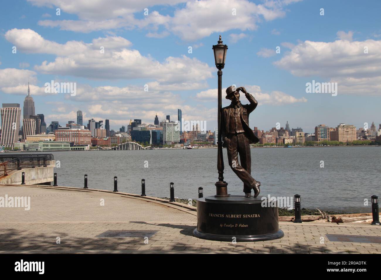 Hoboken, Stati Uniti. 24th Apr, 2023. Monumento a Frank Sinatra. Con canzoni come 'New York, New York' e 'My Way' Frank Sinatra è diventato una star del mondo - e ha anche celebrato il successo a Hollywood. La sua morte è ora 25 anni fa, ma rimane imperdonata non solo nella sua città natale Hoboken. (A dpa 'Monumento, targa, musical: Sinatra 25 anni morti - ma imperduti') Credit: Christina Horsten/dpa/Alamy Live News Foto Stock