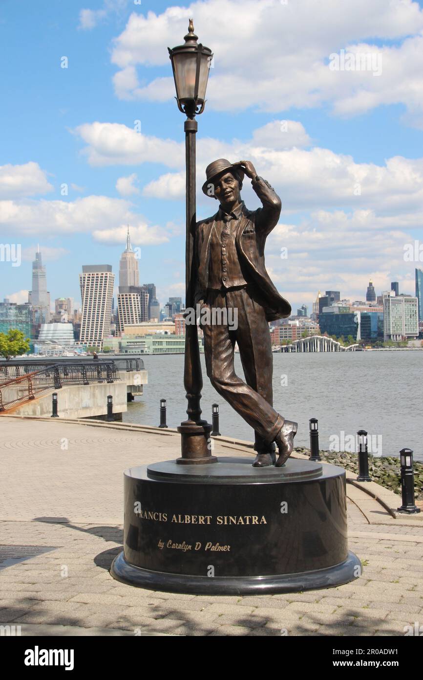 Hoboken, Stati Uniti. 24th Apr, 2023. Monumento a Frank Sinatra. Con canzoni come 'New York, New York' e 'My Way' Frank Sinatra è diventato una star del mondo - e ha anche celebrato il successo a Hollywood. La sua morte è ora 25 anni fa, ma rimane imperdonata non solo nella sua città natale Hoboken. (A dpa 'Monumento, targa, musical: Sinatra 25 anni morti - ma imperduti') Credit: Christina Horsten/dpa/Alamy Live News Foto Stock