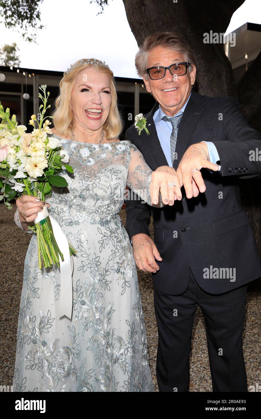 6 maggio 2023, Ojai, California, USA: ESCLUSIVA! Gli sposi novelli ex star Happy Days 'Potsie' aka ANSON WILLIAMS, 73, e SHARON MAHARRY, 64 mostrano i loro anelli. L'attore, che si è presentato per il divorzio da sua moglie di 30 anni in 2019, ha portato un vestito nero con una camicia blu chiara e una cravatta grigia. Aveva un boutonniere sul lapel della giacca e indossava occhiali neri. La sposa, che è un agente immobiliare a Ojai, California, indossava un bellissimo, lungo-maniche pavimento lunghezza abito bianco in pizzo con un collo barca e gonna piena. Indossava i suoi capelli biondi staccati dal viso e portava un bel bouquet o Foto Stock