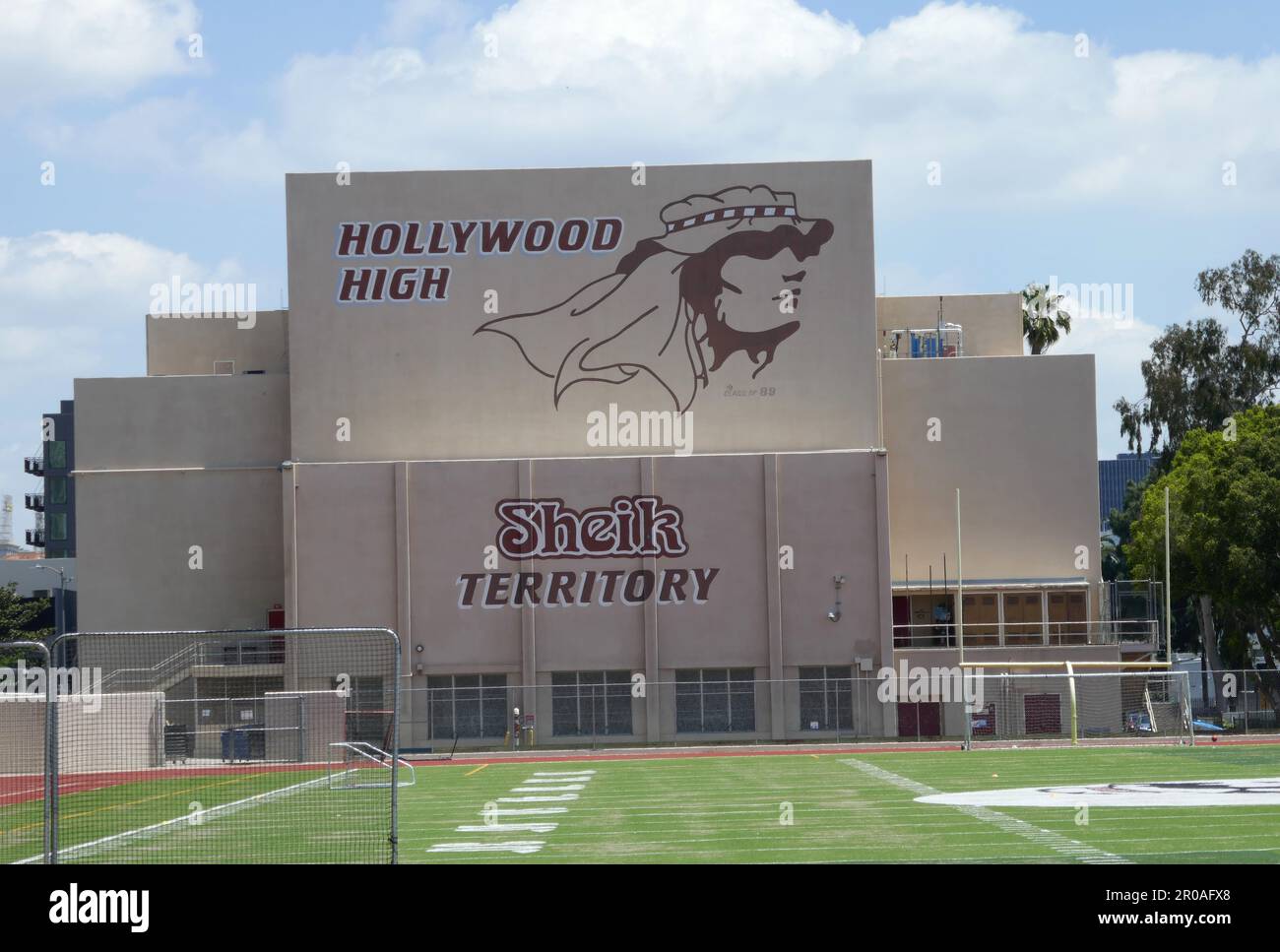 Los Angeles, California, USA 7th maggio 2023 Hollywood High School i cui ex studenti includono Judy Garland Cher Carol Burnett Elvis Rudolph Valentino Carol Burnett John Ritter Lana Turner Carole Lombard Sharon Tate Lon Chaney Jr. Sarah Jessica Parker Laurence Fishburne Alan Ladd Lana Turner James Garner Mickey Rooney Stefanie Powers Robert Carradine John Carradine Jason Robards Linda Evanson 7 maggio 2023 a Los Angeles, California, USA. Foto di Barry King/Alamy Stock Photo Foto Stock