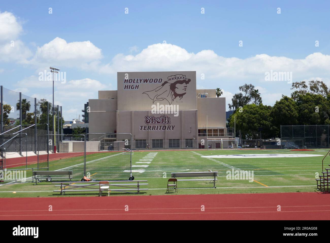 Los Angeles, California, USA 7th maggio 2023 Hollywood High School i cui ex studenti includono Judy Garland Cher Carol Burnett Elvis Rudolph Valentino Carol Burnett John Ritter Lana Turner Carole Lombard Sharon Tate Lon Chaney Jr. Sarah Jessica Parker Laurence Fishburne Alan Ladd Lana Turner James Garner Mickey Rooney Stefanie Powers Robert Carradine John Carradine Jason Robards Linda Evanson 7 maggio 2023 a Los Angeles, California, USA. Foto di Barry King/Alamy Stock Photo Foto Stock