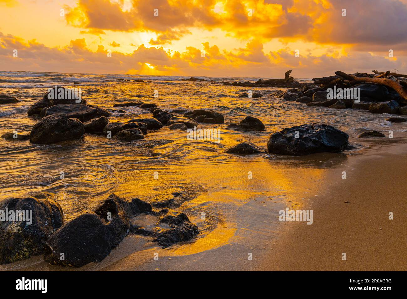 Waves Washing su antichi massi di Lava sulla spiaggia di Lydgate al Lydgate Beach Park, Lihue, Kauai, Hawaii, USA Foto Stock