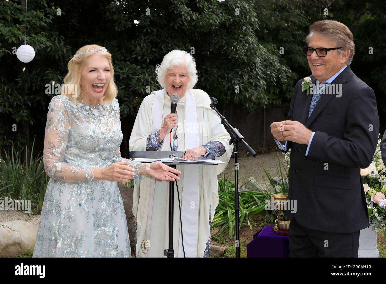 6 maggio 2023, Ojai, California, USA: ESCLUSIVA! L'ex co-star di Happy Days 'Potsie' aka ANSON WILLIAMS, 73, e SHARON MAHARRY, 64 sayin g i loro voti al loro matrimonio. La sposa, che è un agente immobiliare a Ojai, California, indossava un bellissimo, lungo-maniche pavimento lunghezza abito bianco in pizzo con un collo barca e gonna piena. Indossava i suoi capelli biondi staccati dal viso e portava un bel bouquet di rose e ortensie. (Credit Image: © Nina Prommer/ZUMA Press Wire) SOLO PER USO EDITORIALE! Non per USO commerciale! Foto Stock