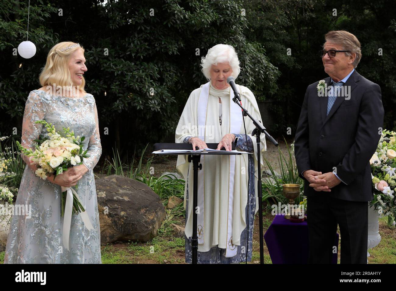 6 maggio 2023, Ojai, California, USA: ESCLUSIVA! Ex Happy Days co-star 'Potsie' aka ANSON WILLIAMS, 73, e SHARON MAHARRY, 64, condividendo una risata come dicono voti al loro matrimonio. La sposa, che è un agente immobiliare a Ojai, California, indossava un bellissimo, lungo-maniche pavimento lunghezza abito bianco in pizzo con un collo barca e gonna piena. Indossava i suoi capelli biondi staccati dal viso e portava un bel bouquet di rose e ortensie. (Credit Image: © Nina Prommer/ZUMA Press Wire) SOLO PER USO EDITORIALE! Non per USO commerciale! Foto Stock