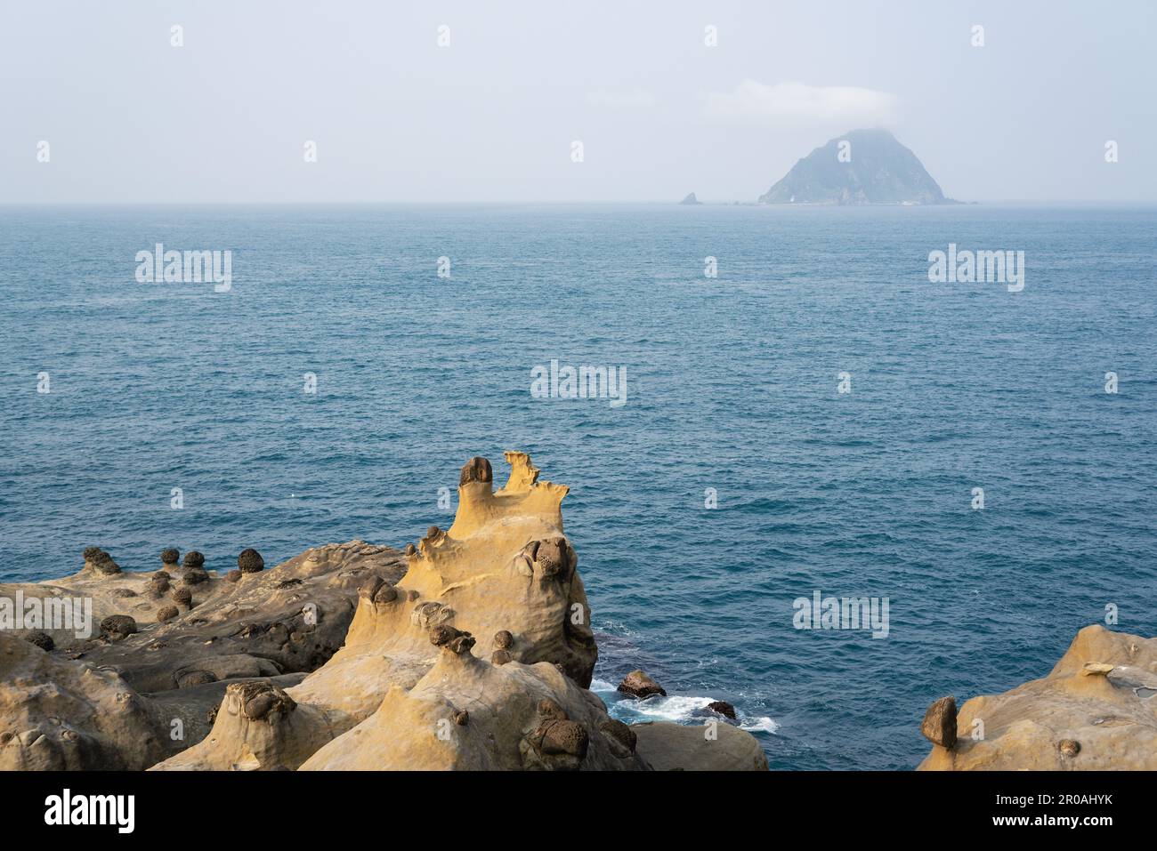 Heping Island Park formazione rocciosa costiera e mare a Keelung, Taiwan Foto Stock
