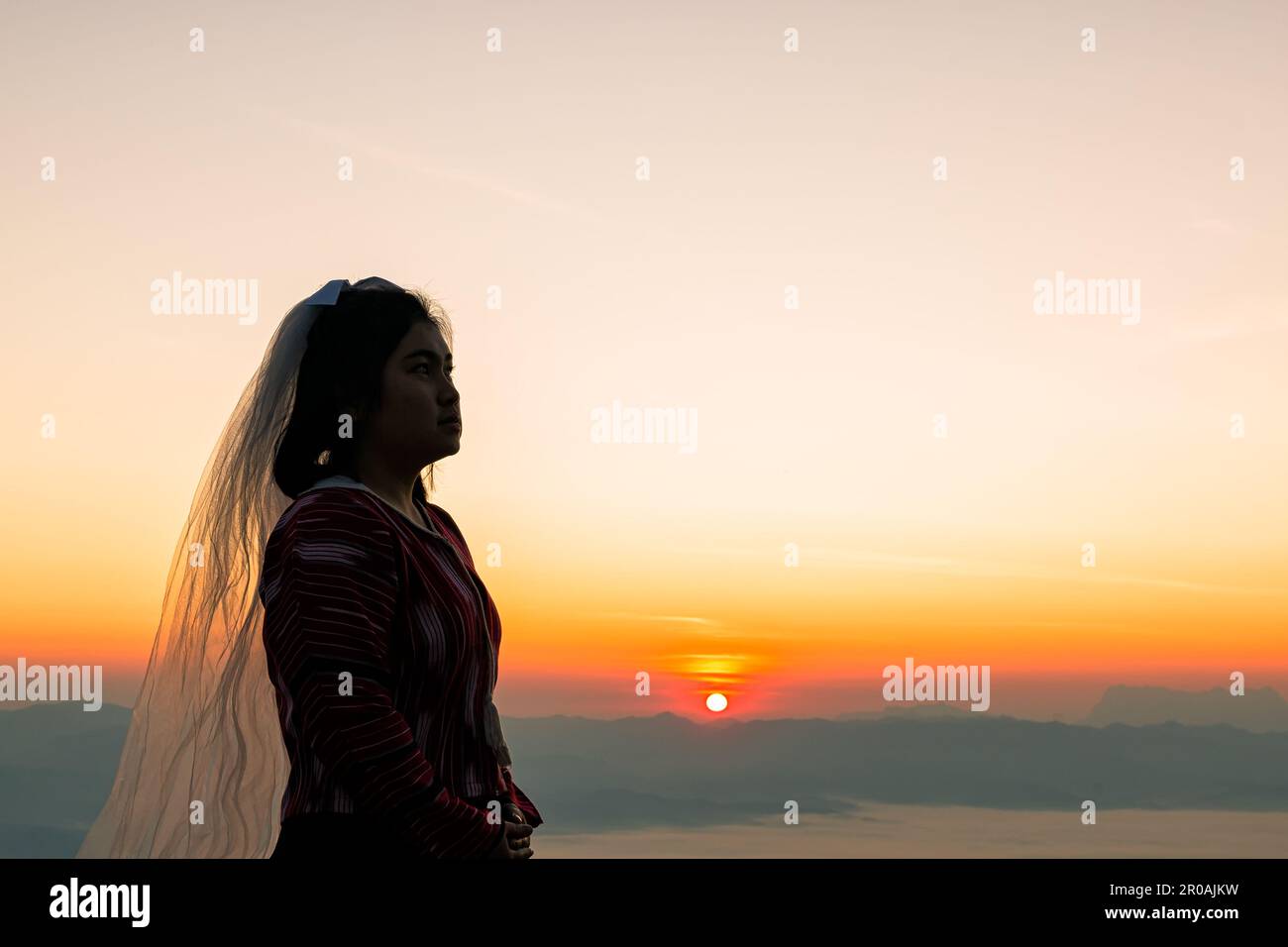 Silhouette femminile all'alba con sfondo cielo mattutino. Ritratti pre-matrimonio felice immagini donna con cielo sfondo natura. san valentino c Foto Stock