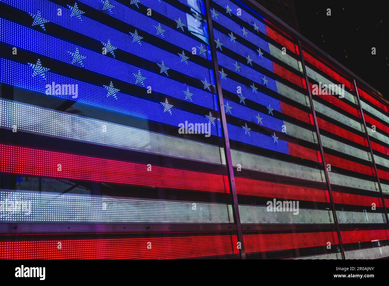 Gli Stati Uniti L'ufficio di reclutamento delle forze armate, aperto nel 1946 a Times Square di New York City, ha aggiunto questa bandiera illuminata nel 2011. Foto Stock