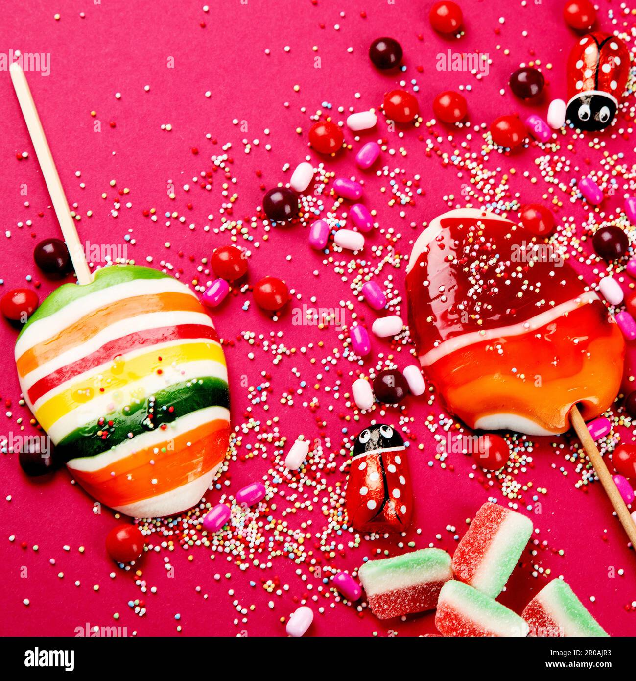 Collezione mista di caramelle colorate, su sfondo rosa. Vista dall'alto. Foto Stock
