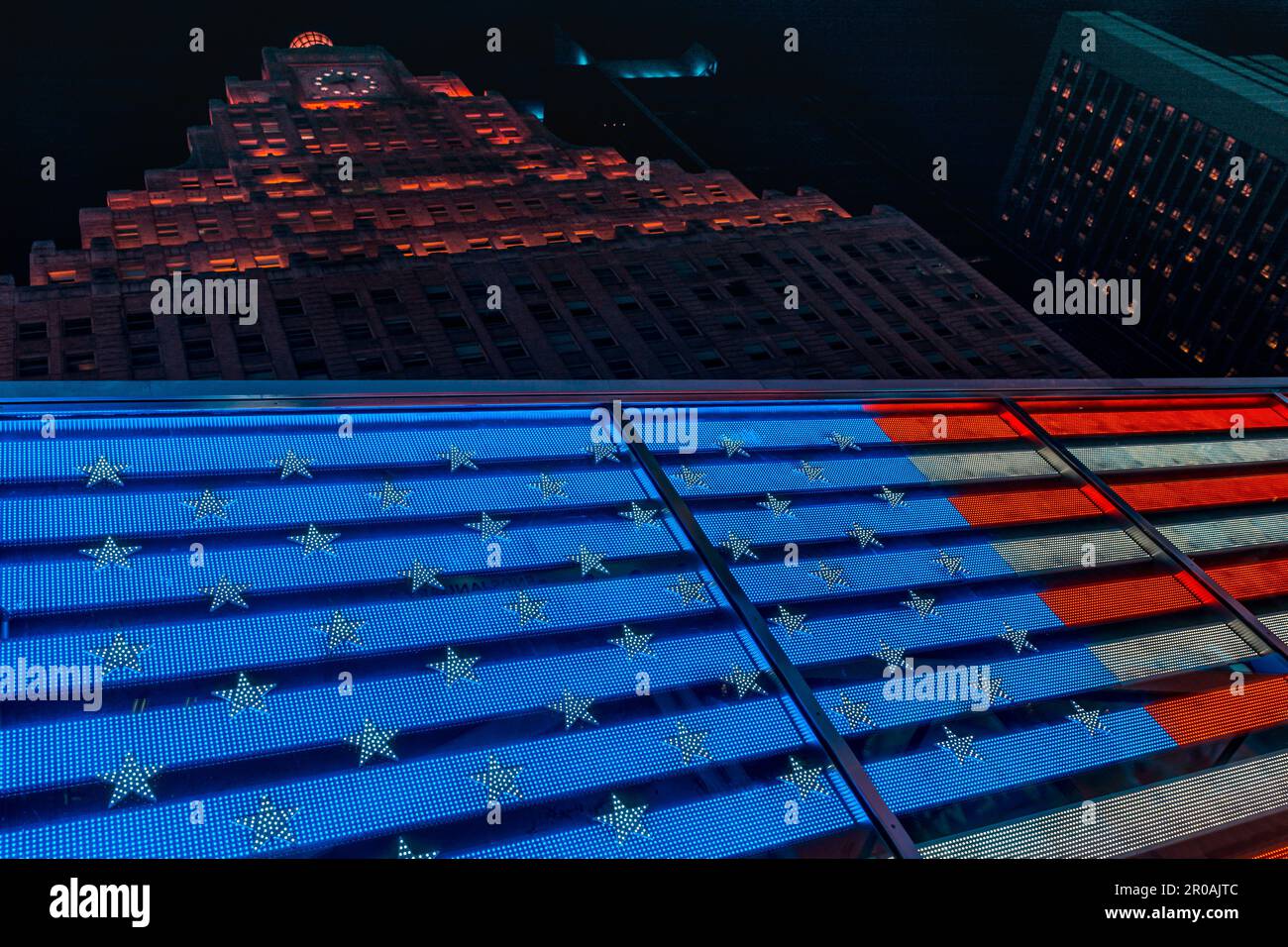 Gli Stati Uniti L'ufficio di reclutamento delle forze armate, aperto nel 1946 a Times Square di New York City, ha aggiunto questa bandiera illuminata nel 2011. Foto Stock
