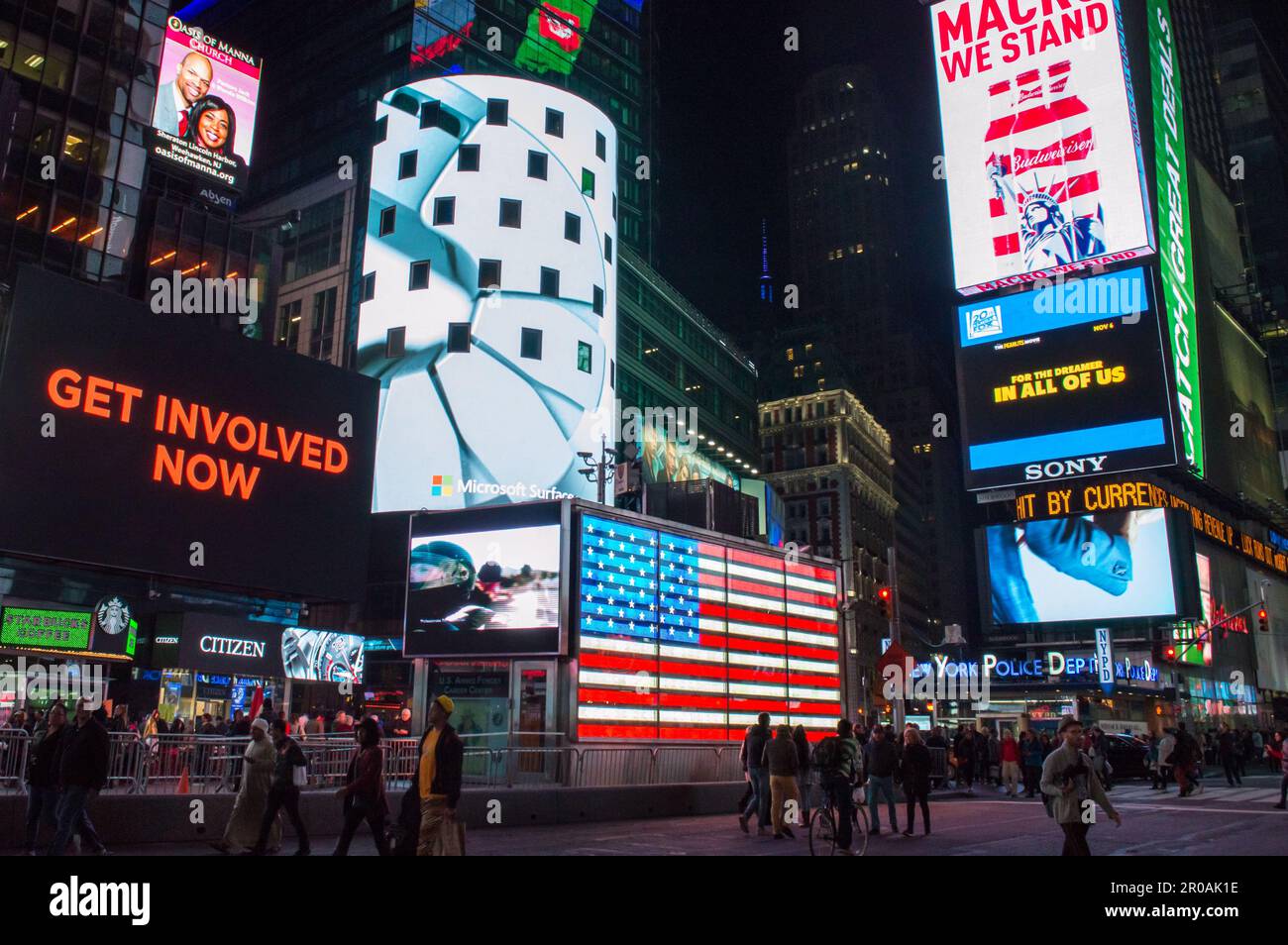 Gli Stati Uniti L'ufficio di reclutamento delle forze armate, aperto nel 1946 a Times Square di New York City, ha aggiunto una bandiera illuminata degli Stati Uniti nel 2011. Foto Stock