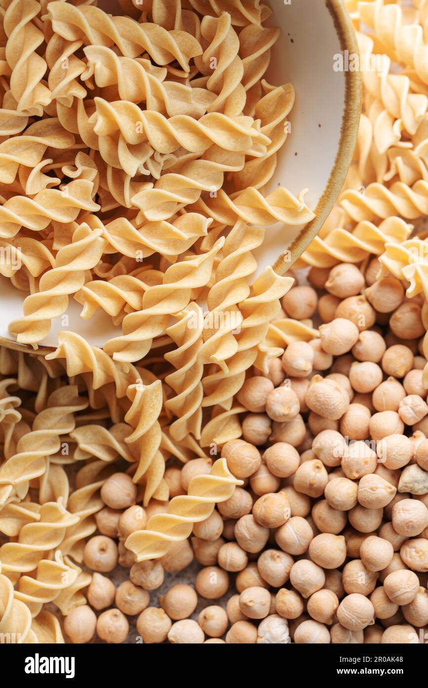 Fusilli di ceci. Ciotola con pasta cruda e ceci. Pasta senza glutine. Foto Stock