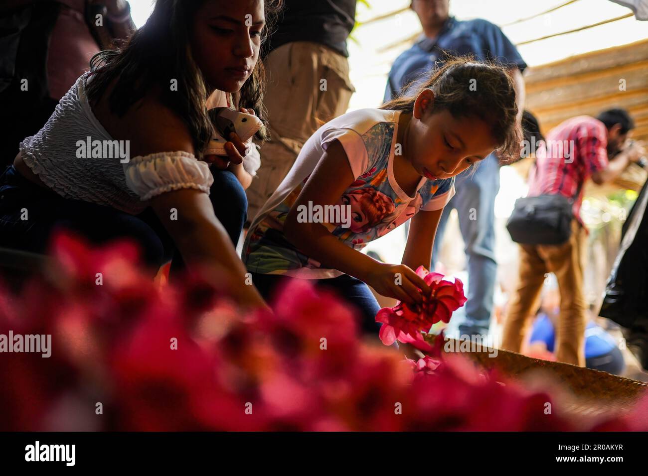 Panchimalco, El Salvador. 07th maggio, 2023. I festeggiatori portano una figura raffigurante la Vergine Maria durante la festa dei fiori e delle palme XLI nella città indigena di Panchimalco. Ogni maggio i membri delle fraternità cattoliche celebrano la festa dei fiori e delle palme in onore della Vergine Maria raccogliendo i fiori di maggio (Plumeria acutifolia) e tessendoli nelle palme. Credit: SOPA Images Limited/Alamy Live News Foto Stock