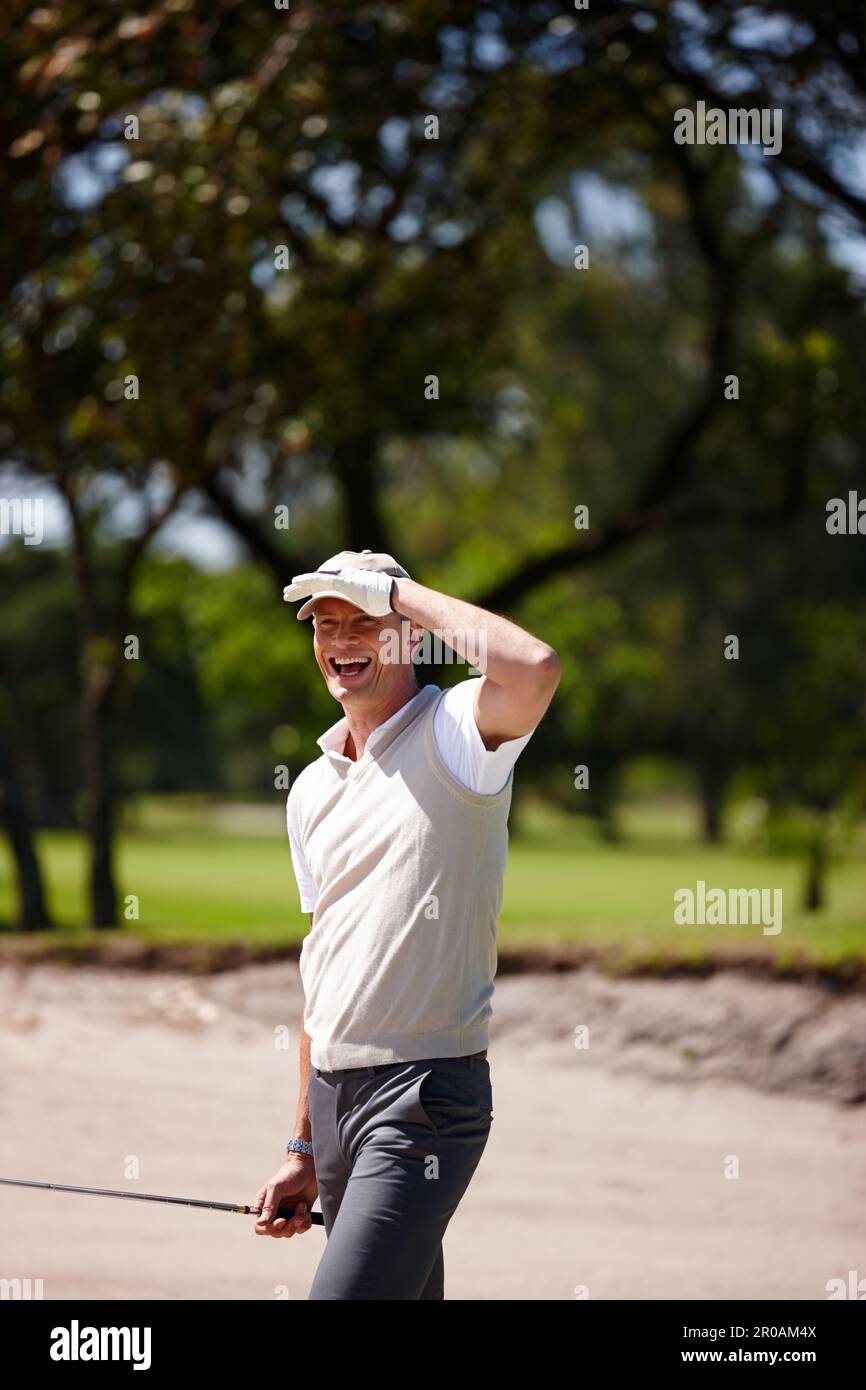 Che colpo fortunato. un uomo maturo felice che gioca un gioco di golf. Foto Stock