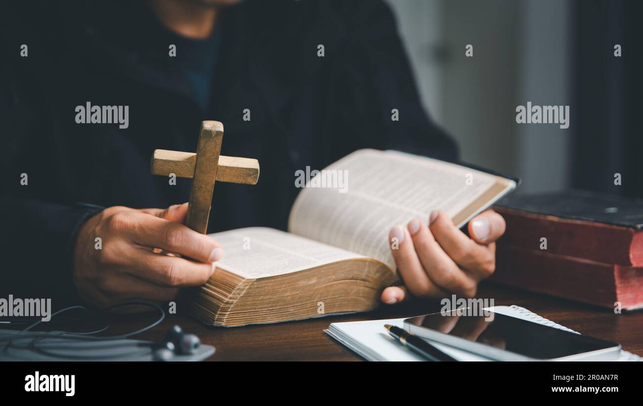 Christian concetto di tecnologia online. Mani che pregano cristiano con computer portatile digitale, chiesa online dal vivo per il servizio domenicale. cattolico asiatico ma Foto Stock