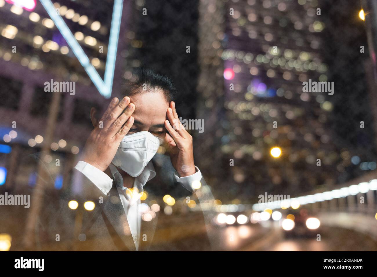 Donna che indossa la maschera di protezione respiratoria N95 PM 2,5 contro l'inquinamento atmosferico e le particelle di polvere superano i limiti di sicurezza. Sanità, ambiente, ecologia Foto Stock