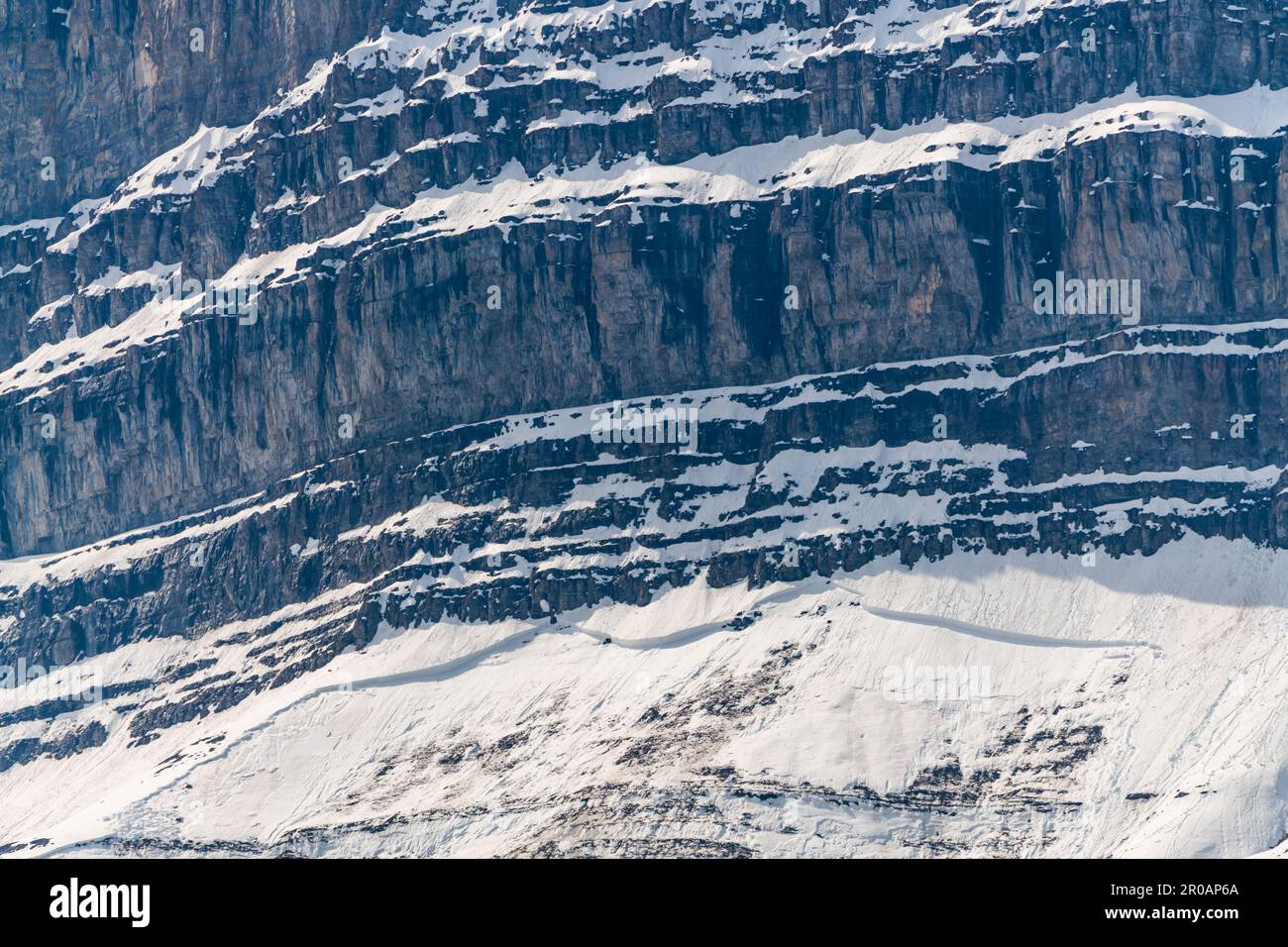 Splendida vista sulle montagne nel Parco Nazionale di Banff durante la primavera, con una magnifica cima di montagna e cielo blu sullo sfondo. Foto Stock