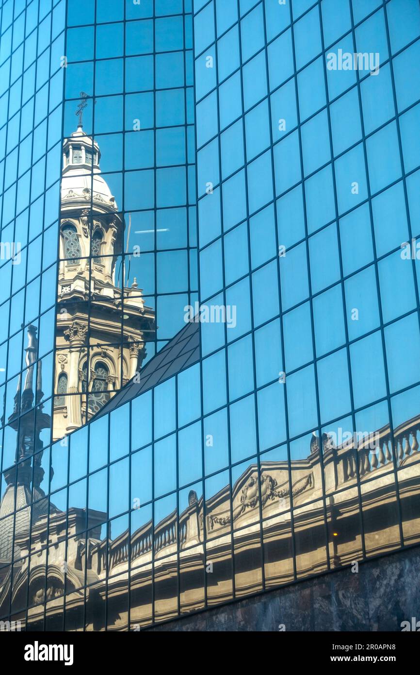 Verticale Ritratto famoso Santiago Cile Metropolitan Cattedrale (Catedral Metropolitana) riflesso nel Centro Città Ufficio edificio finestre di vetro Foto Stock