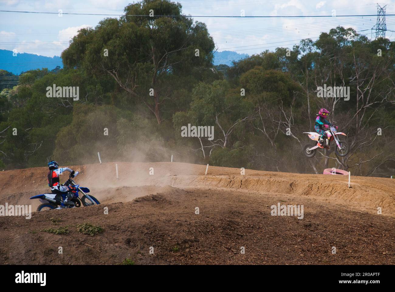 Gli appassionati di motociclette adolescenti corrono intorno a una pista di motocross nella periferia esterna di Melbourne, Australia Foto Stock