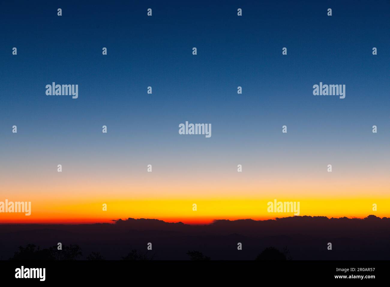 Sky gradiente da blu a arancione tramonto Foto Stock