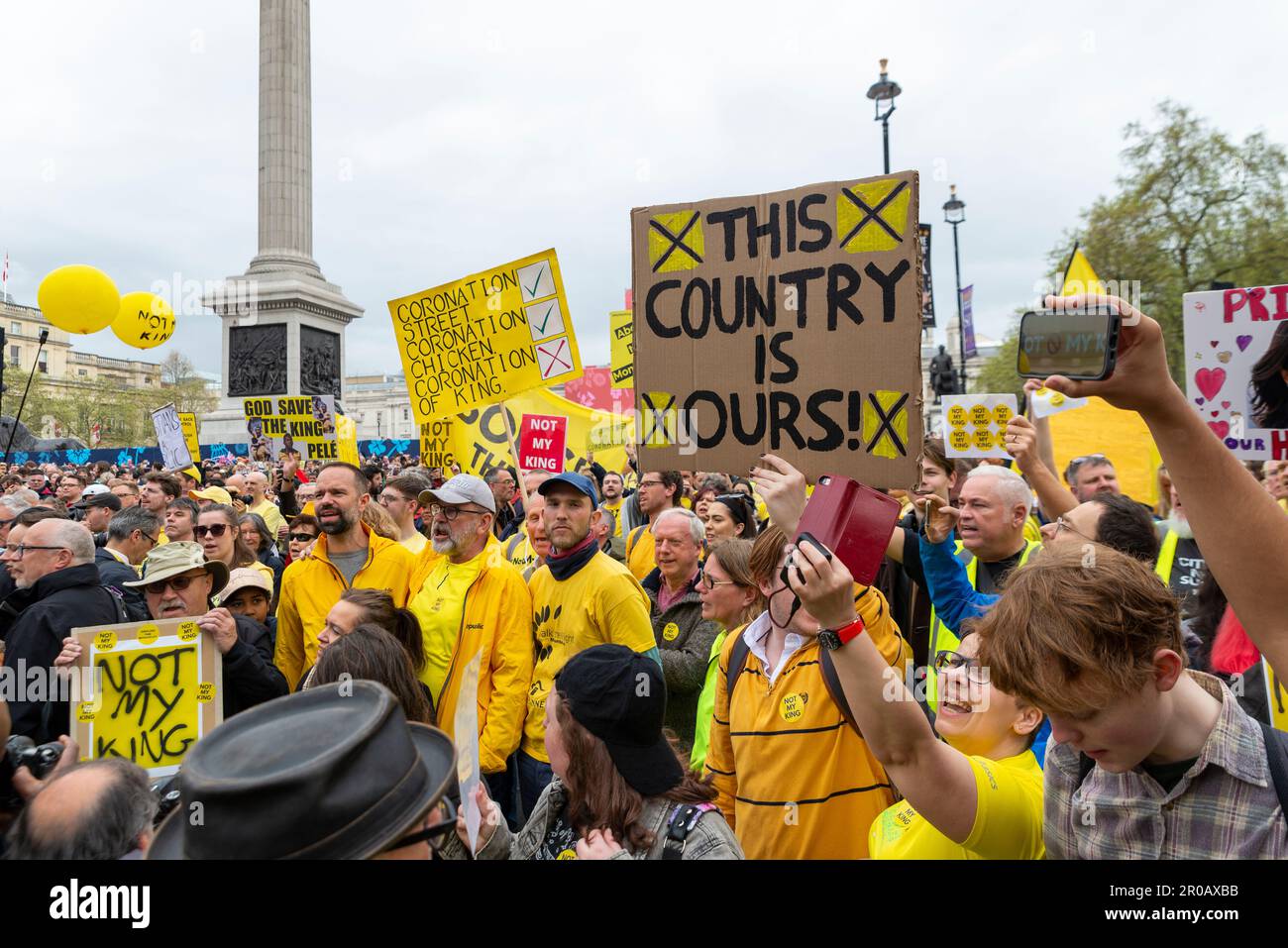 Manifestanti della Repubblica all'incoronazione di Re Carlo III vicino a Trafalgar Square, Londra, Regno Unito. Questo paese è il nostro Foto Stock