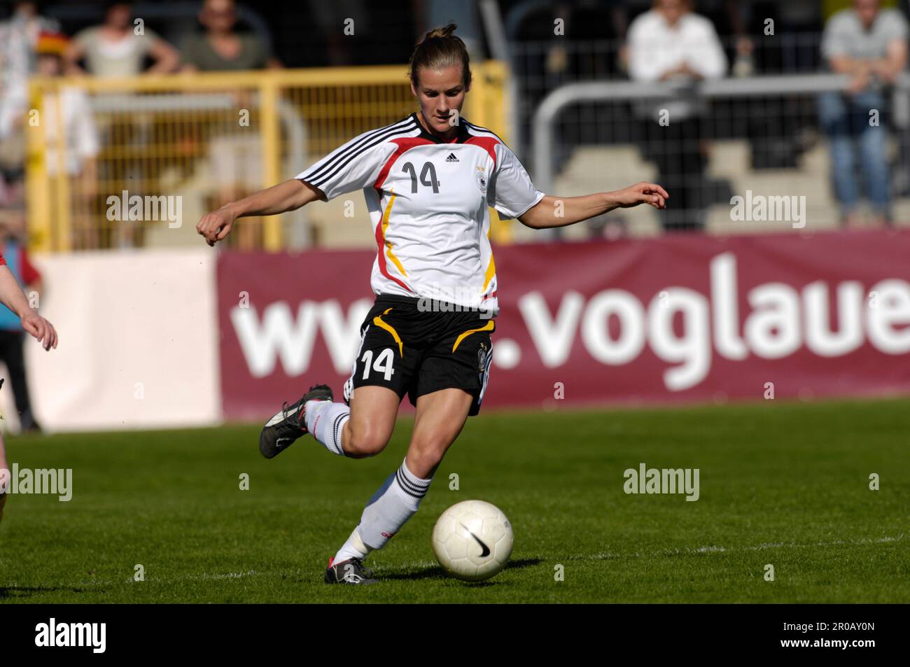 simone Laudehr, Aktion,Fußball Länderspiel, EM Qualifikation der Frauen Belgien - Deutschland 0:5:7.5.2008 in Eupen Foto Stock