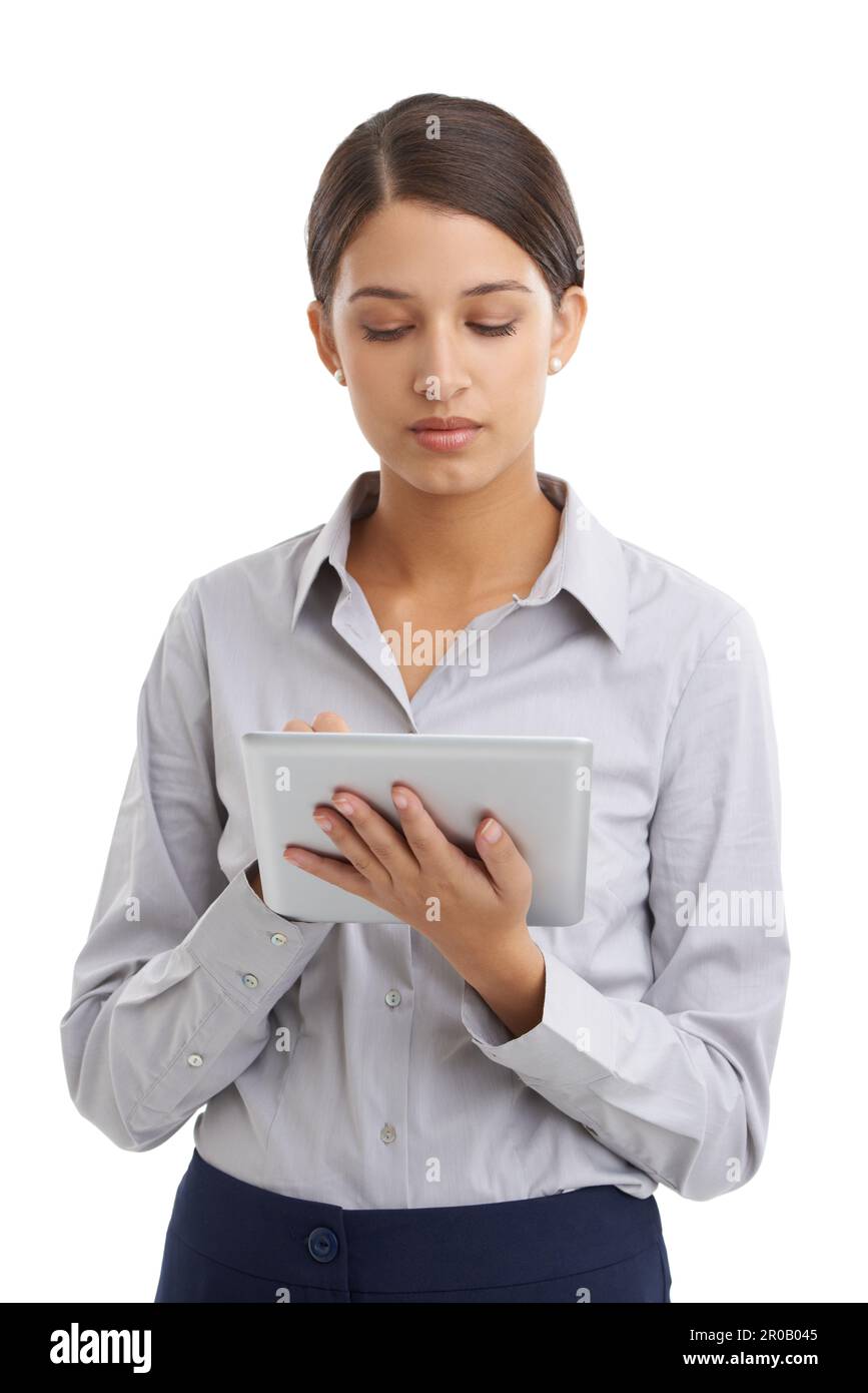 La tecnologia è un partner aziendale affidabile. una giovane donna d'affari attraente che utilizza un tablet isolato su bianco. Foto Stock