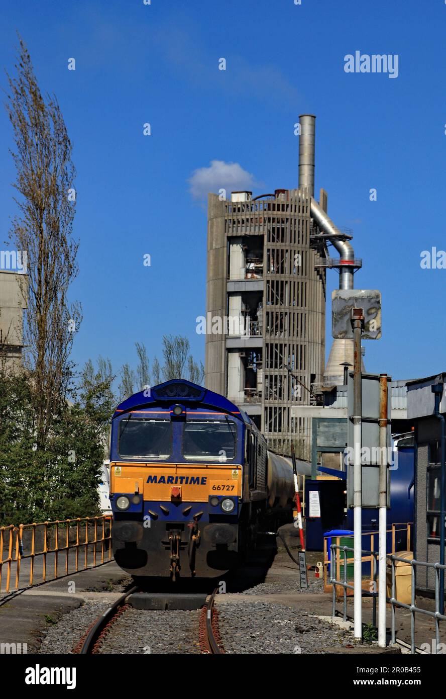 La locomotiva GBRF 66727 viene rifornito presso la cementeria del Castello di Clitheroe prima di trasportare un treno di cisterne di cemento caricate a Carlisle Foto Stock