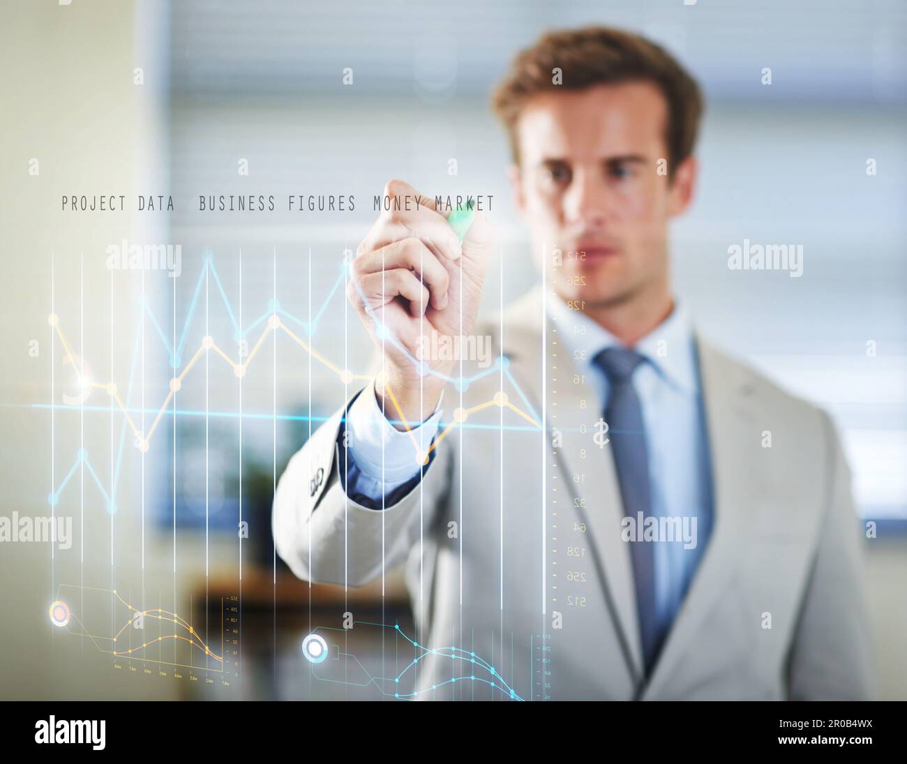 Gestione degli investimenti. un uomo d'affari che utilizza un'interfaccia digitale. Foto Stock