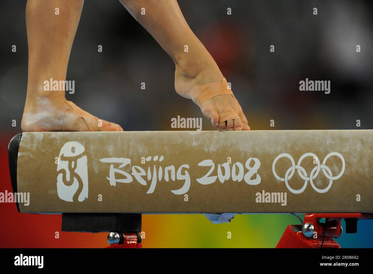 Turnen allgemein, Fuß auf Schweebalken mit Olympischen Ringen und Schriftzug Pechino 2008.Kunstturnen 19,8.2008Olympia 2008 - Pechino - Cina Foto Stock