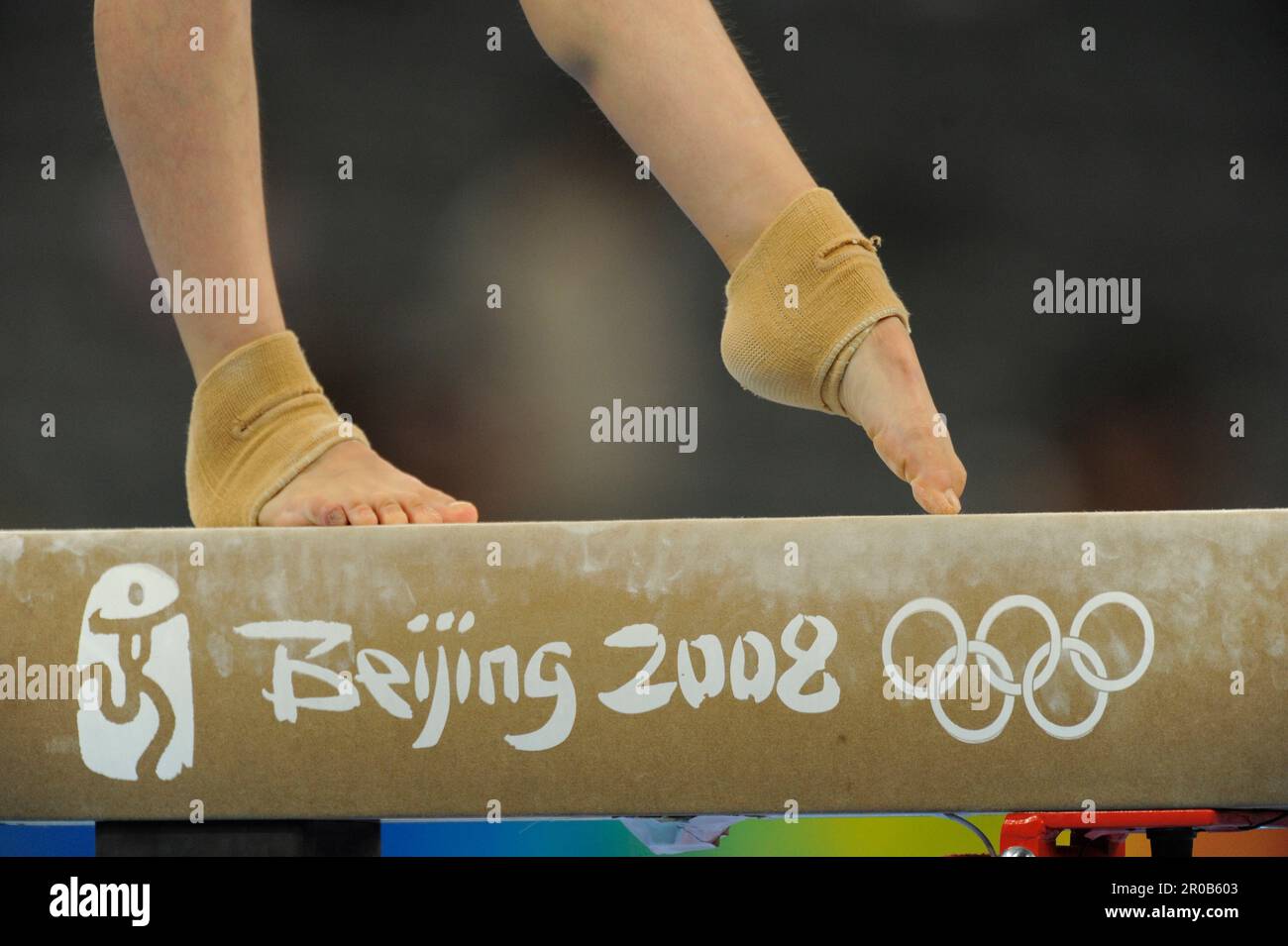Turnen allgemein, Fuß auf Schweebalken mit Olympischen Ringen und Schriftzug Pechino 2008.Kunstturnen 19,8.2008Olympia 2008 - Pechino - Cina Foto Stock
