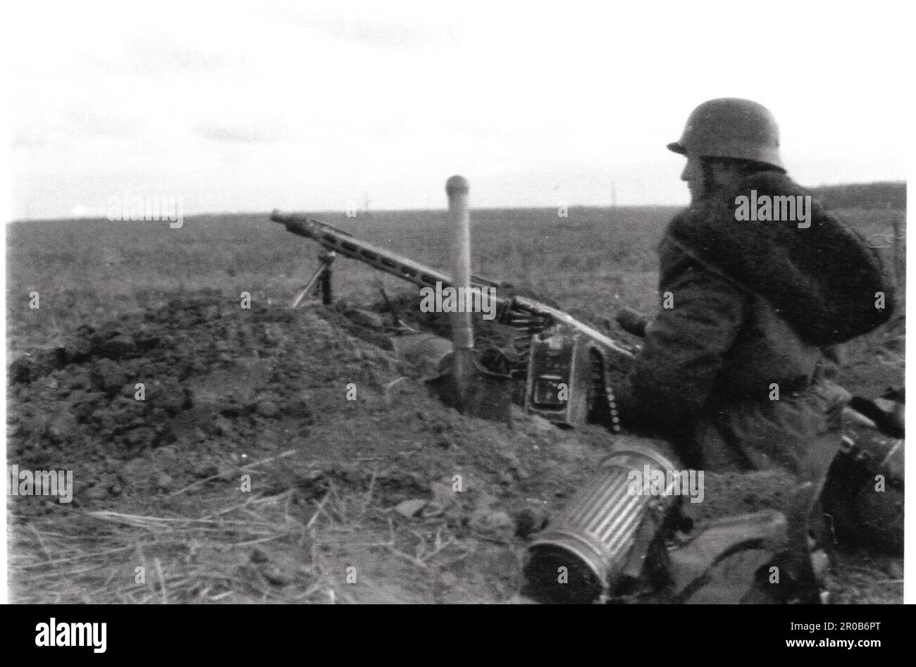 Foto B&W della seconda guerra mondiale Un soldato tedesco con un MG42 sul fronte russo 1944 il soldato è membro della 1st SS Panzer Division Leibstandarte SS KB Buschel Foto Stock