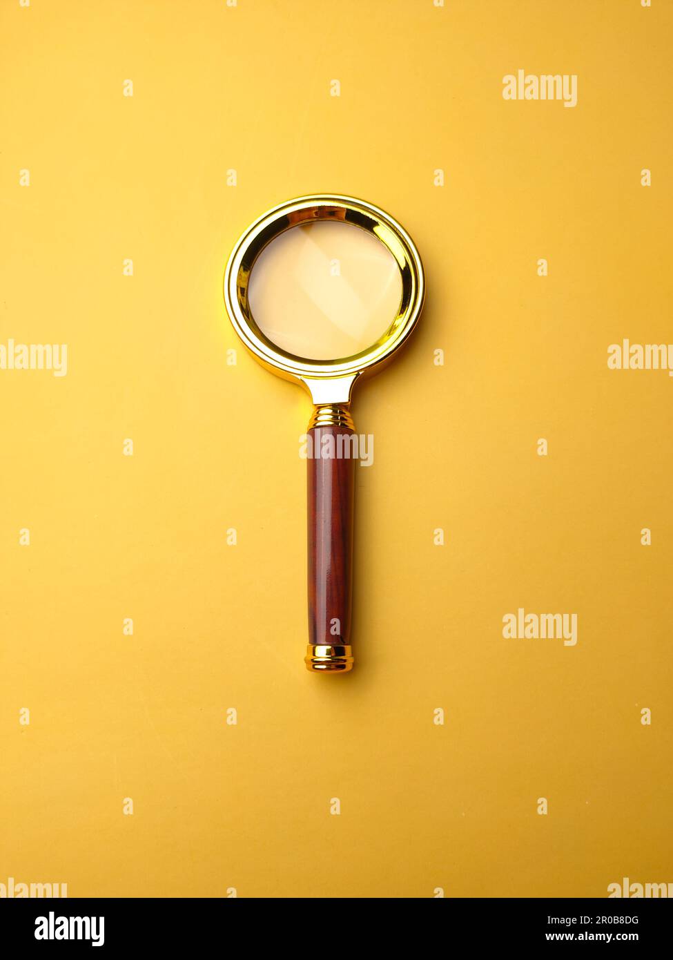 Lente d'ingrandimento tascabile in vetro color ottone vintage regalo 60mm  portatile su sfondo giallo Foto stock - Alamy