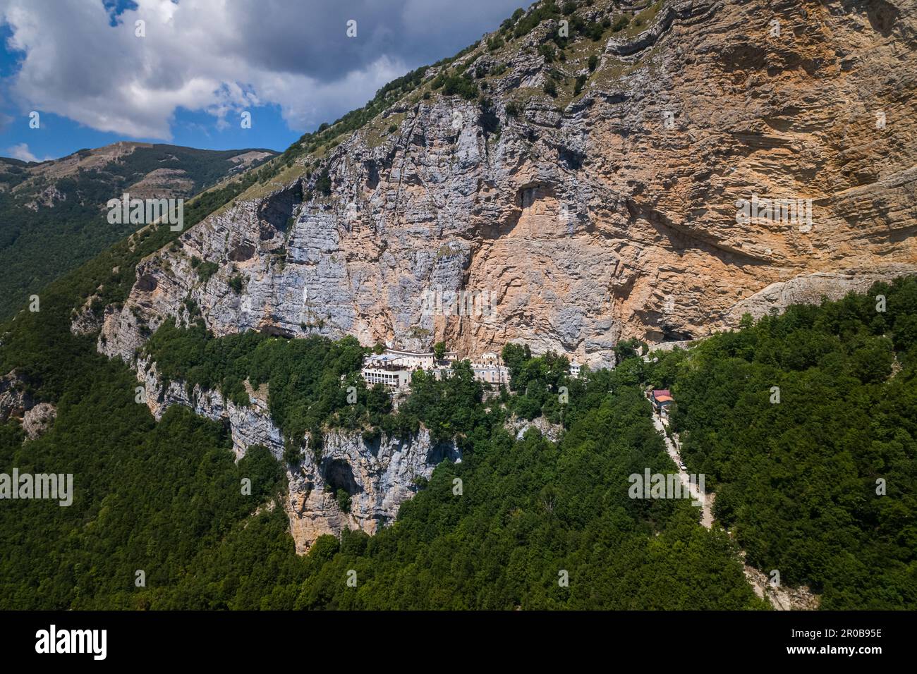Veduta aerea del Santuario della Santissima Trinità di Vallepietra e della parete rocciosa sovrastante. Vallepietra, Lazio, Italia, Europa Foto Stock