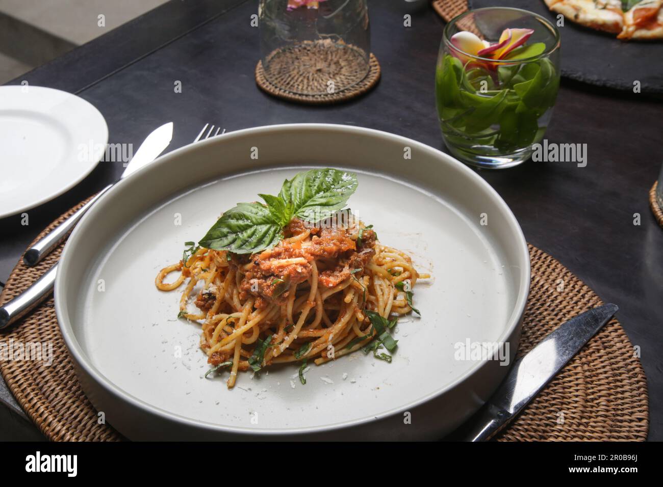 Porzione di spaghetti bolognese fatti in casa serviti in un piatto di ceramica. Foto Stock