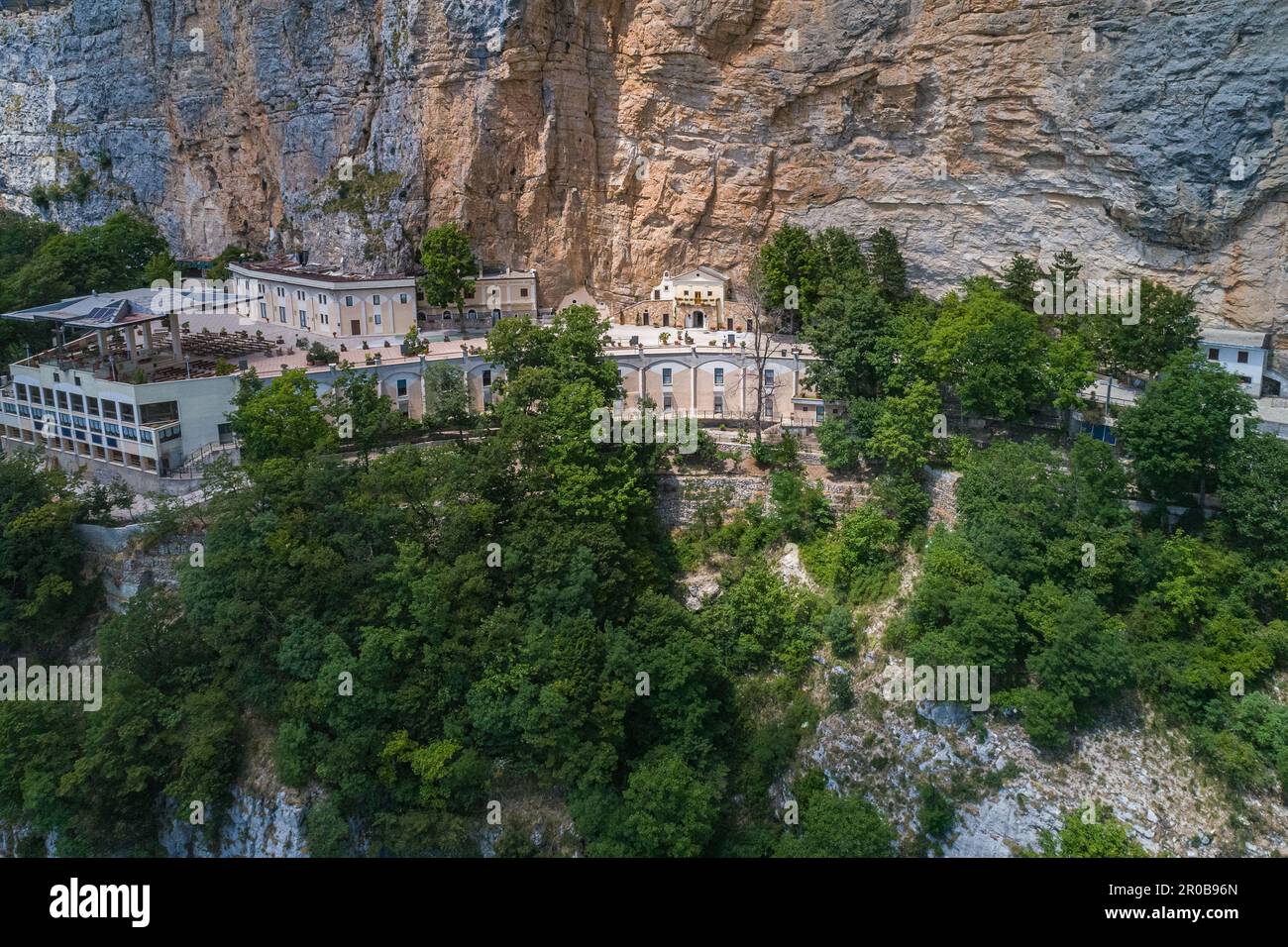 Veduta aerea del Santuario della Santissima Trinità di Vallepietra e della parete rocciosa sovrastante. Vallepietra, Lazio, Italia, Europa Foto Stock