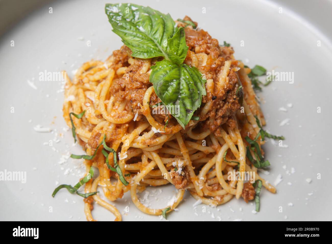 Porzione di spaghetti bolognese fatti in casa serviti in un piatto di ceramica. Foto Stock