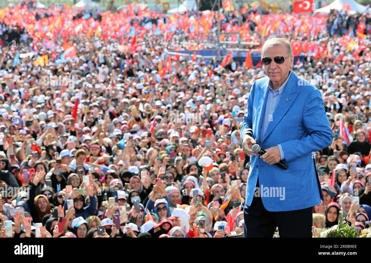 Istanbul, Turchia. 08th maggio, 2023. (230508) -- ISTANBUL, 8 maggio 2023 (Xinhua) -- il presidente turco Recep Tayyip Erdogan interviene in un raduno politico tenutosi all'aeroporto Ataturk di Istanbul, T¨¹rkiye, 7 maggio 2023. Nel fine settimana si sono svolte raduni su larga scala a Istanbul, la città più grande del paese, che hanno segnato l'ultimo fine settimana prima delle prossime elezioni presidenziali e parlamentari previste per il maggio 14th. Domenica, il presidente Recep Tayyip Erdogan, in rappresentanza dell'Alleanza popolare della coalizione elettorale, ha attirato centinaia di migliaia di sostenitori al suo raduno. Che si svolge dalla parte europea Foto Stock