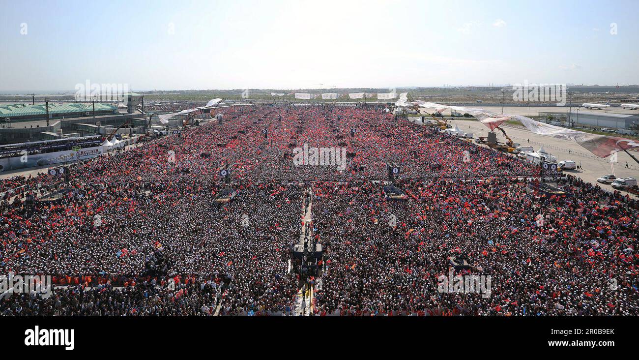 Istanbul, Turchia. 08th maggio, 2023. (230508) -- ISTANBUL, 8 maggio 2023 (Xinhua) -- questa foto scattata il 7 maggio 2023 mostra un raduno politico tenuto all'aeroporto Ataturk di Istanbul, T¨¹rkiye. Nel fine settimana si sono svolte raduni su larga scala a Istanbul, la città più grande del paese, che hanno segnato l'ultimo fine settimana prima delle prossime elezioni presidenziali e parlamentari previste per il maggio 14th. Domenica, il presidente Recep Tayyip Erdogan, in rappresentanza dell'Alleanza popolare della coalizione elettorale, ha attirato centinaia di migliaia di sostenitori al suo raduno. Si svolge sul lato europeo della città, Erdogan Hig Foto Stock